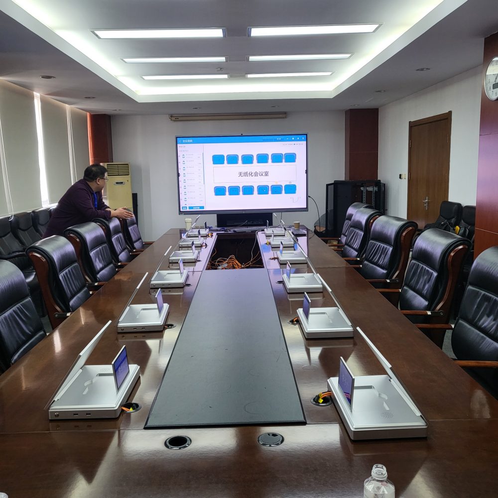 Junnan Audiovisual Technologs desk monitorinstallationssag